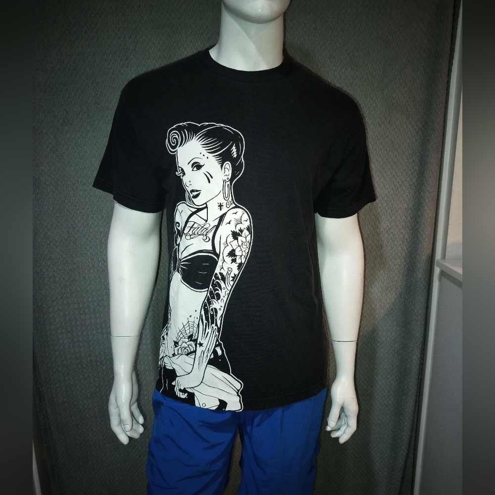 Fatal Crew T Shirt Graphic Black and White Print Sz Large